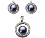 Set din argint cu aspect de aur alb: cercei si pandantiv cu perla de cultura neagra si imitatii de diamante