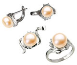 Set din argint cu aspect de aur alb: inel, cercei si pandantiv cu perla de cultura piersic si imitatii de diamante
