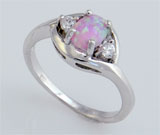 Inel din argint 925 cu aspect de aur alb cu opal roz si imitatii de diamante