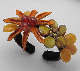 Bratara fixa cu floare din piele maro, scoica vopsita, perle de cultura vopsite, pietre naturale: agate si carneol