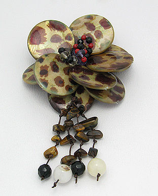 Brosa floare din scoica vopsita maro, pietre naturale si margele 36-1-i18170
