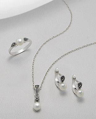 Set din argint cu marcasite si perla de cultura: cercei, pandantiv si inel 15-1-i47237