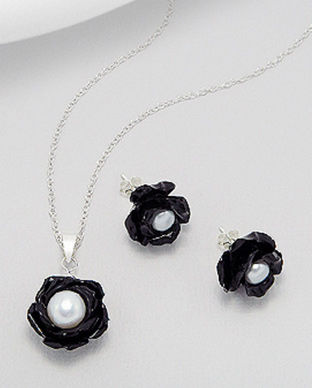Set model trandafir negru cu perla alba: cercei si pandantiv 15-1-i47305