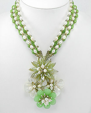 Colier cu flori din scoica, perle de cultura, cristale verzi 34-1-i6020
